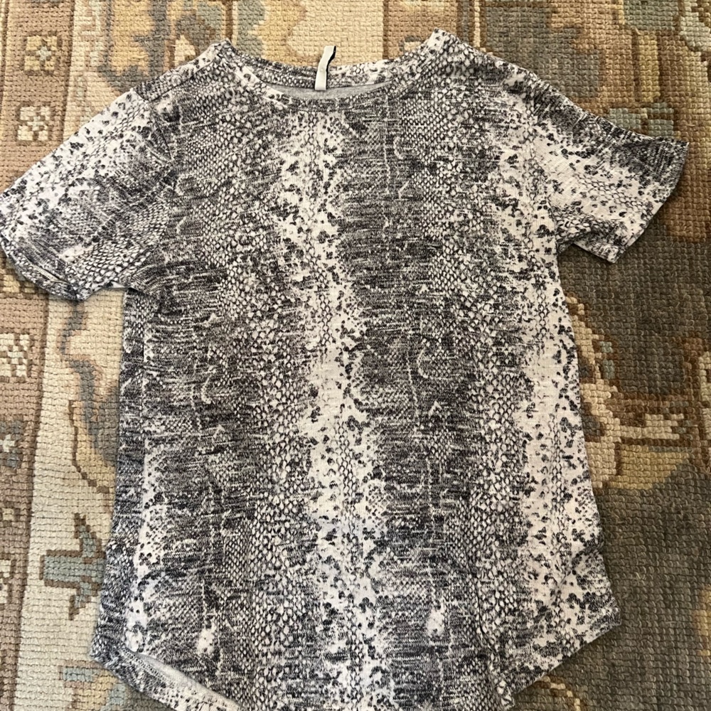 Z Supply Crew Neck Top- size XS snake print
